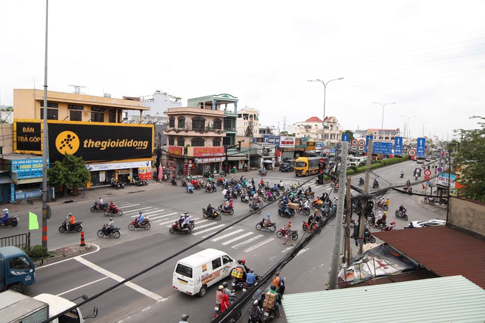 CSGT TP HCM đưa ra khuyến cáo người dân lưu thông qua khu vực Ngã tư Đình - Ảnh 4.