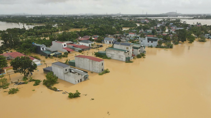 Trao 150 triệu đồng tiền bạn đọc cho trường bị thiệt hại do bão số 10 ở Thanh Hóa - Ảnh 3.