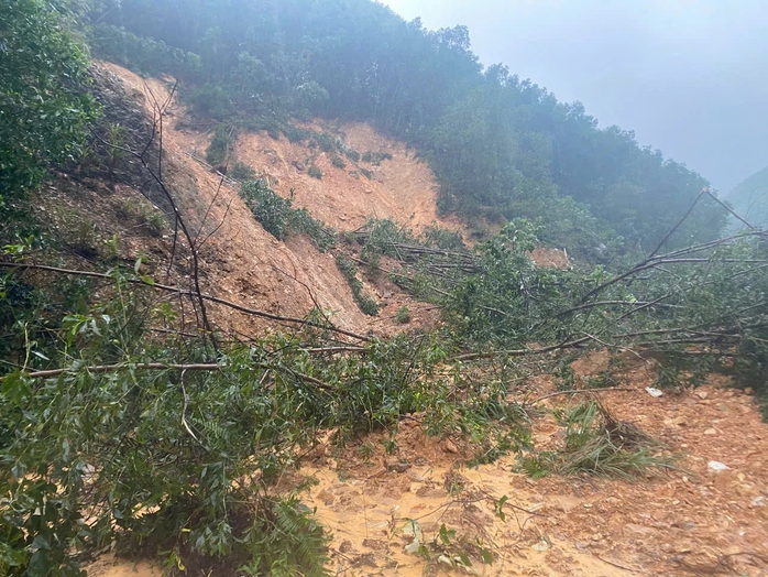 Mưa lớn ở Quảng Trị gây ngập lụt , sạt lở và tê liệt giao thông - Ảnh 1.