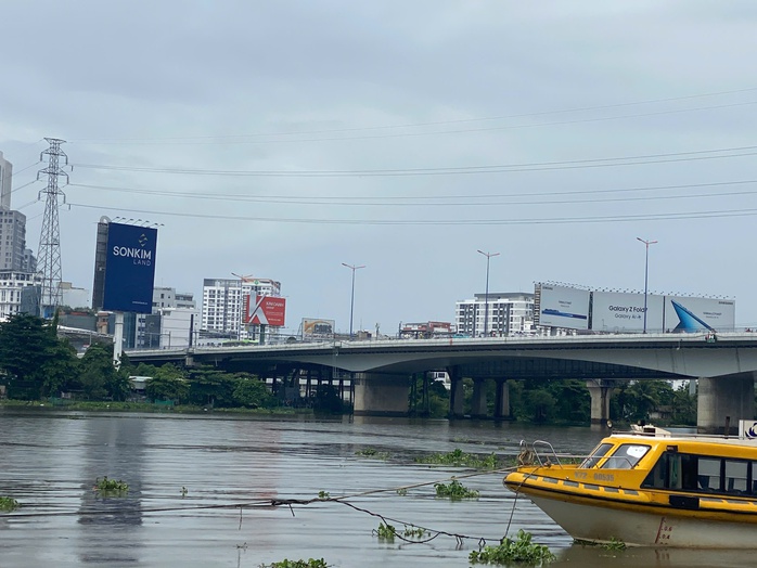 Người đàn ông cầm dao cắt cổ, sau đó nhảy xuống sông Sài Gòn - Ảnh 2.