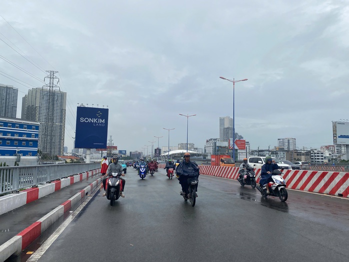 Người đàn ông cầm dao cắt cổ, sau đó nhảy xuống sông Sài Gòn - Ảnh 1.