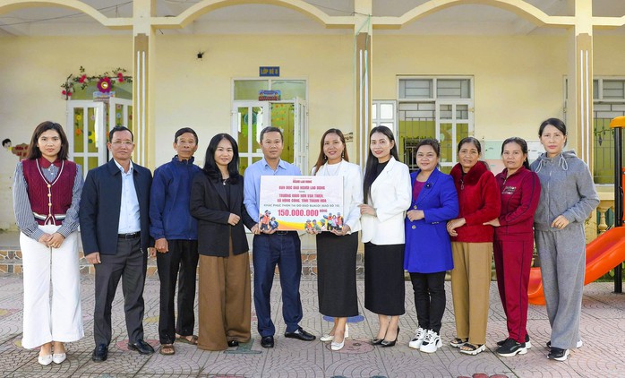 Trao 150 triệu đồng tiền bạn đọc cho trường bị thiệt hại do bão số 10 ở Thanh Hóa - Ảnh 1.