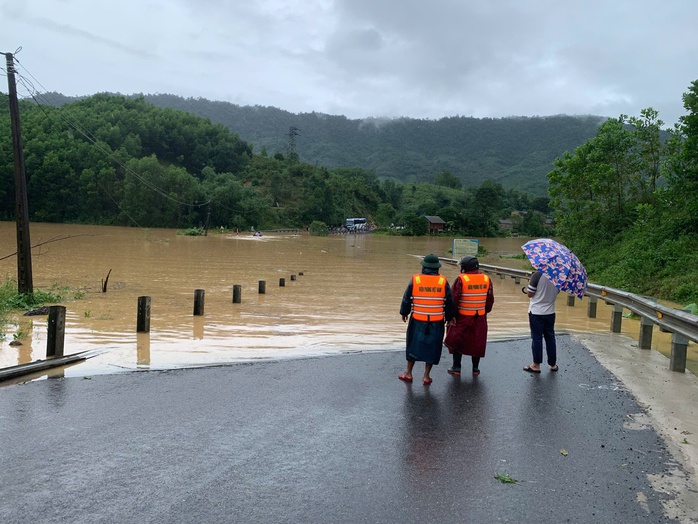 Quảng Trị mưa lũ: Nước dâng cao chia cắt hàng loạt ngầm tràn qua suối - Ảnh 1.