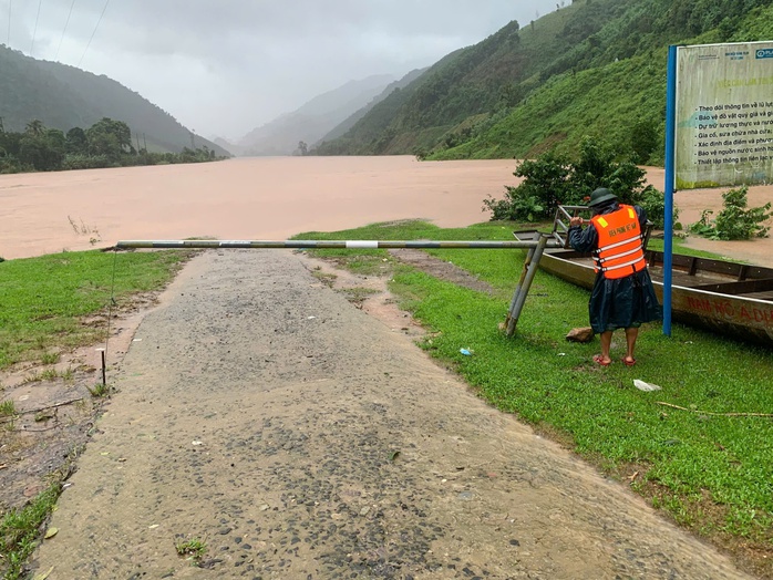 Quảng Trị mưa lũ: Nước dâng cao chia cắt hàng loạt ngầm tràn qua suối - Ảnh 2.