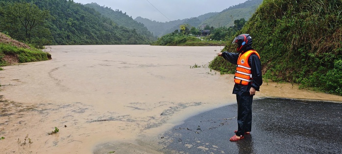 Quảng Trị mưa lũ: Nước dâng cao chia cắt hàng loạt ngầm tràn qua suối - Ảnh 3.