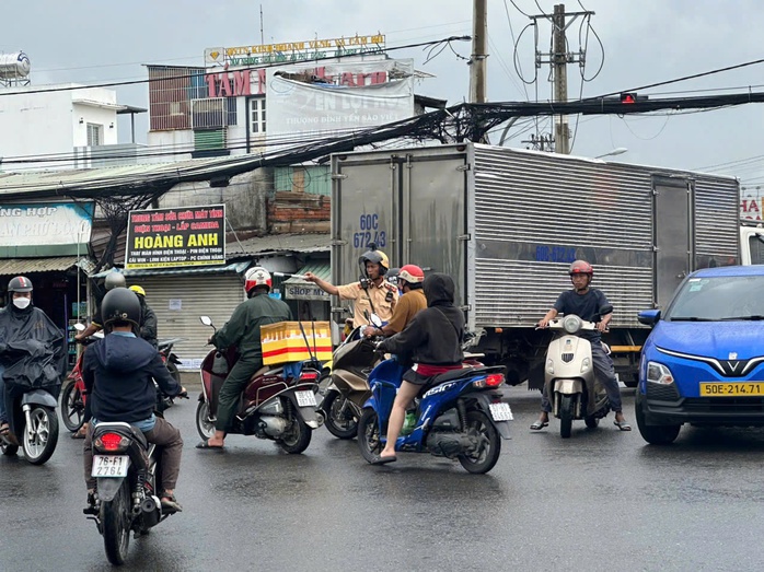 CSGT TP HCM đưa ra khuyến cáo người dân lưu thông qua khu vực Ngã tư Đình - Ảnh 1.