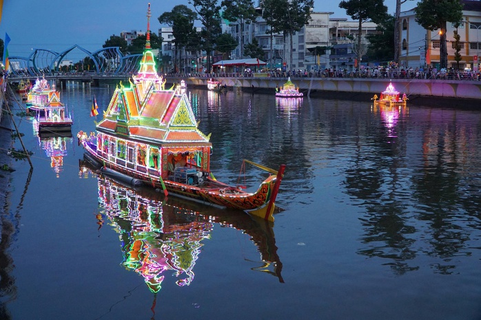 Cần Thơ khai hội Ok Om Bok – Đua ghe ngo 2025 tôn vinh di sản Văn hóa - Ảnh 13. Cần Thơ khai hội Ok Om Bok – Đua ghe ngo 2025 tôn vinh di sản Văn hóa - Ảnh 13.