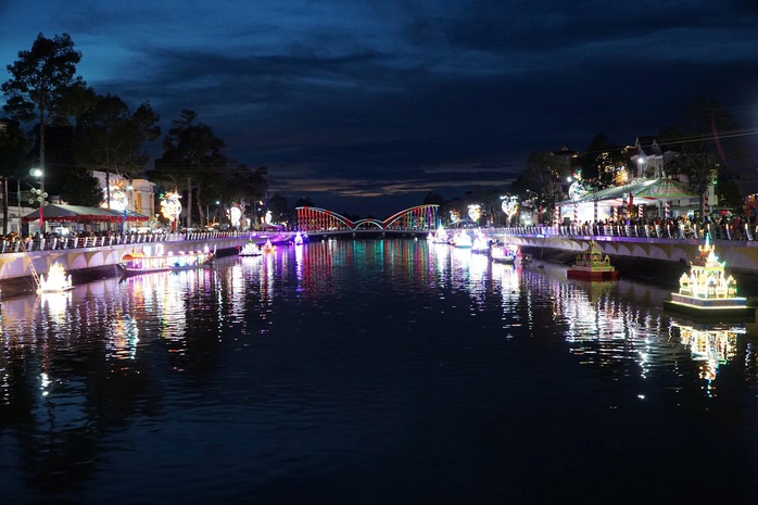 Cần Thơ khai hội Ok Om Bok – Đua ghe ngo 2025 tôn vinh di sản Văn hóa - Ảnh 10. Cần Thơ khai hội Ok Om Bok – Đua ghe ngo 2025 tôn vinh di sản Văn hóa - Ảnh 10.