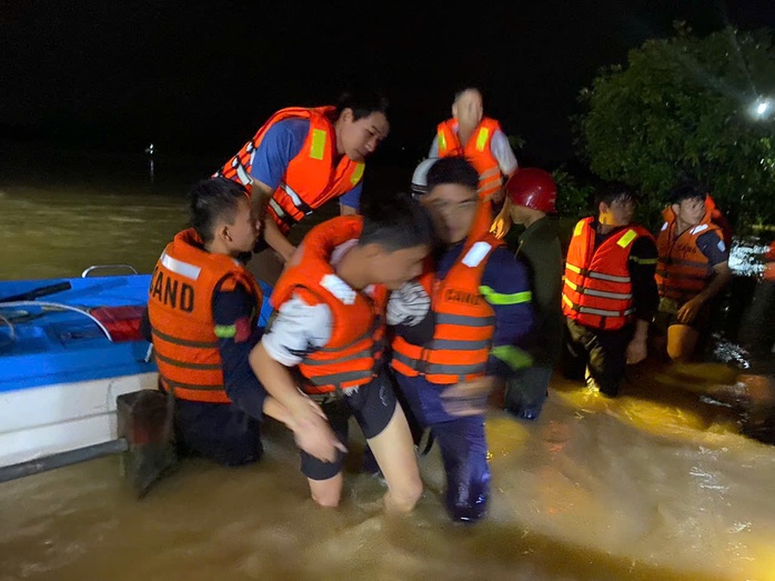 Nhiều người kẹt giữa dòng lũ dữ vì mải mê... bắt dế - Ảnh 3. Nhiều người kẹt giữa dòng lũ dữ vì mải mê... bắt dế - Ảnh 3.