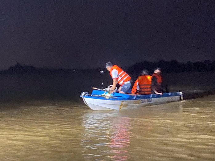 Nhiều người kẹt giữa dòng lũ dữ vì mải mê... bắt dế - Ảnh 1. Nhiều người kẹt giữa dòng lũ dữ vì mải mê... bắt dế - Ảnh 1.