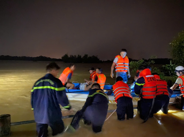 Nhiều người kẹt giữa dòng lũ dữ vì mải mê... bắt dế - Ảnh 2. Nhiều người kẹt giữa dòng lũ dữ vì mải mê... bắt dế - Ảnh 2.