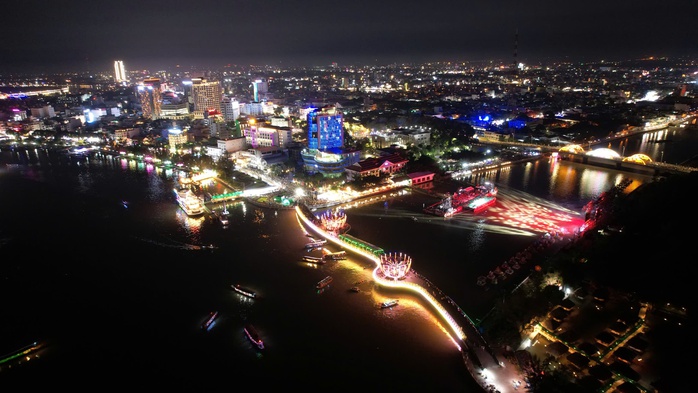 Một doanh nghiệp tài trợ nhiều sà lan làm sân khấu cho lễ hội quy mô lớn ở Cần Thơ - Ảnh 2.