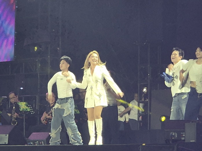 Đàm Vĩnh Hưng, Văn Mai Hương, Quang Dũng… hát vì miền Trung! - Ảnh 10.