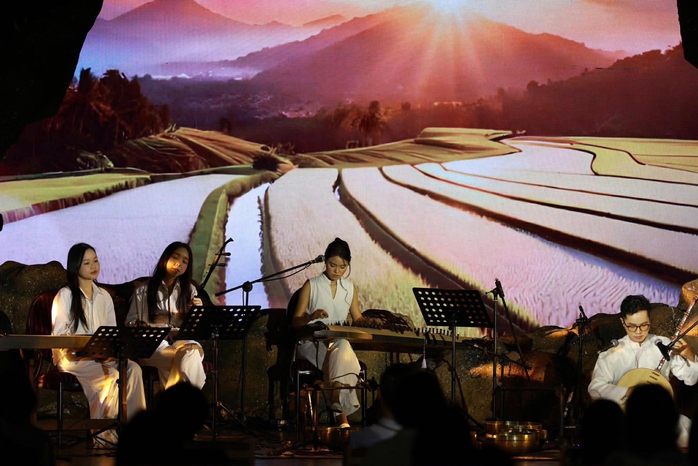 Đinh Linh, Cao Bá Hưng và các nghệ sĩ quốc tế tạo dấu ấn đêm nhạc "6 Senses" - Ảnh 3.