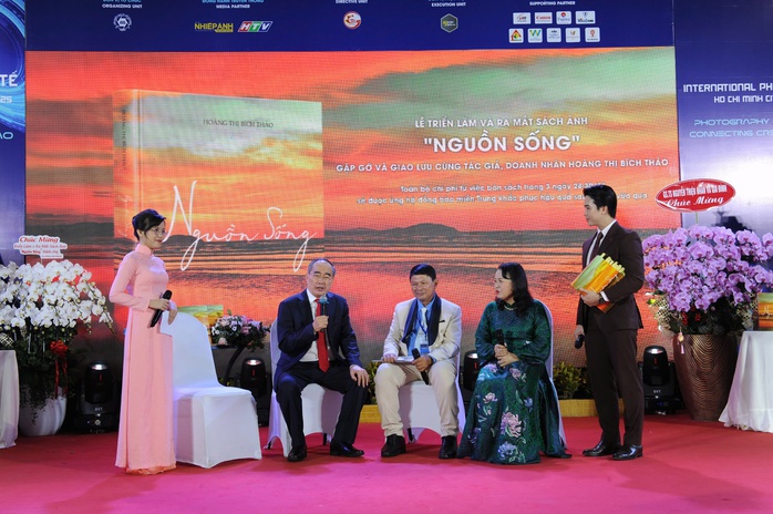 Vẻ đẹp của ánh dương trong sách ảnh của Hoàng Thị Bích Thảo  - Ảnh 1.