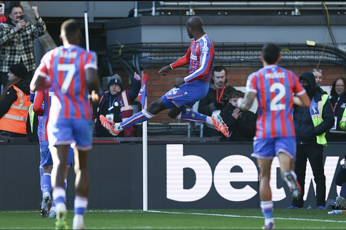 Ngược dòng nghẹt thở tại Selhurst Park, Man United bắn hạ Crystal Palace - Ảnh 3.