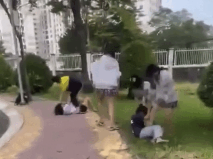 Một nữ sinh ở TPHCM bị đánh hội đồng, cấp cứu - Ảnh 1.