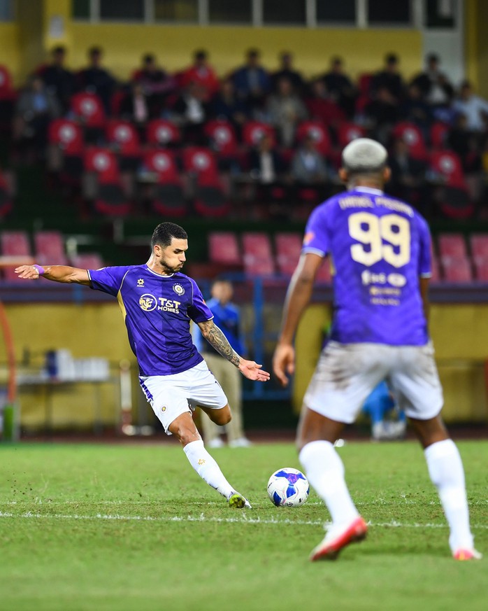 Cầu thủ nhập tịch Hoàng Hên tỏa sáng giúp Hà Nội FC thắng đậm - Ảnh 1.