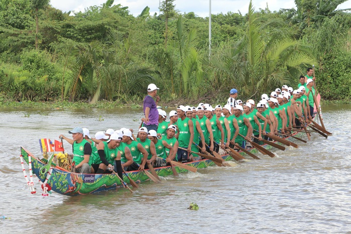 Sức hút từ lễ hội Ok Om Bok ở Cần Thơ: Đội đua ghe ngo vô địch sẽ nhận giải thưởng 200 triệu đồng   - Ảnh 1.