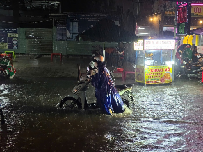TP HCM mưa lớn kéo dài, đường ngập, hàng loạt xe chết máy - Ảnh 5.