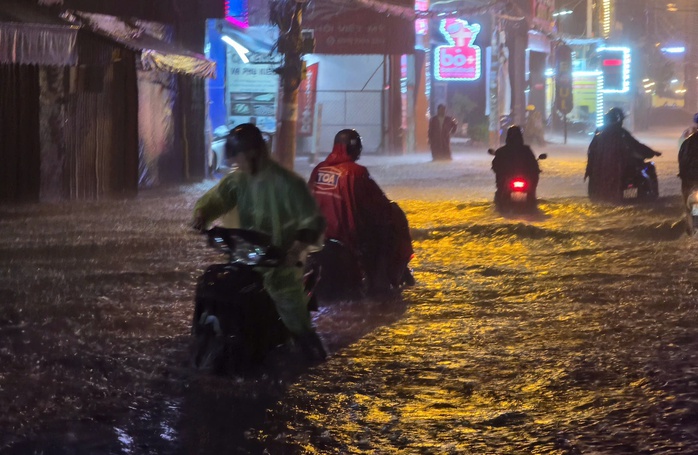 TP HCM mưa lớn kéo dài, đường ngập, hàng loạt xe chết máy - Ảnh 1.