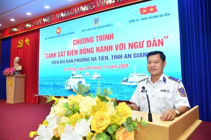 Trao cờ Tổ quốc tại chương trình “Cảnh sát biển đồng hành với ngư dân” - Ảnh 3.