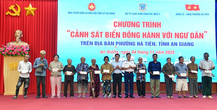 Trao cờ Tổ quốc tại chương trình “Cảnh sát biển đồng hành với ngư dân” - Ảnh 5.