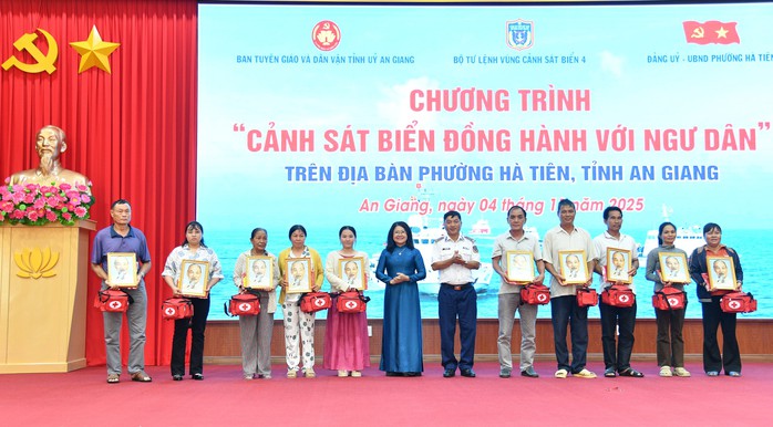 Trao cờ Tổ quốc tại chương trình “Cảnh sát biển đồng hành với ngư dân” - Ảnh 6.