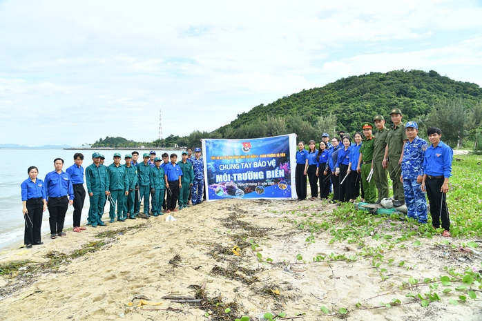 Trao cờ Tổ quốc tại chương trình “Cảnh sát biển đồng hành với ngư dân” - Ảnh 8.
