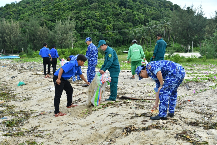 Trao cờ Tổ quốc tại chương trình “Cảnh sát biển đồng hành với ngư dân” - Ảnh 7.