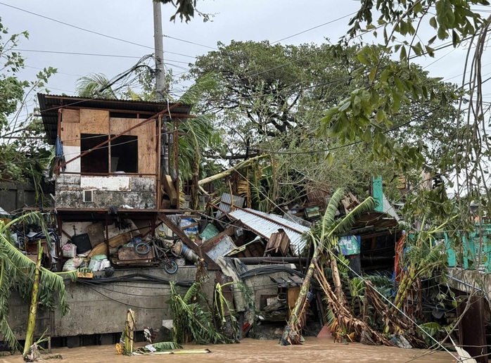 Bão kép đe dọa Philippines: Kalmaegi hoành hành, áp thấp nhiệt đới sắp thành siêu bão - Ảnh 3. Bão kép đe dọa Philippines: Kalmaegi hoành hành, áp thấp nhiệt đới sắp thành siêu bão - Ảnh 3.