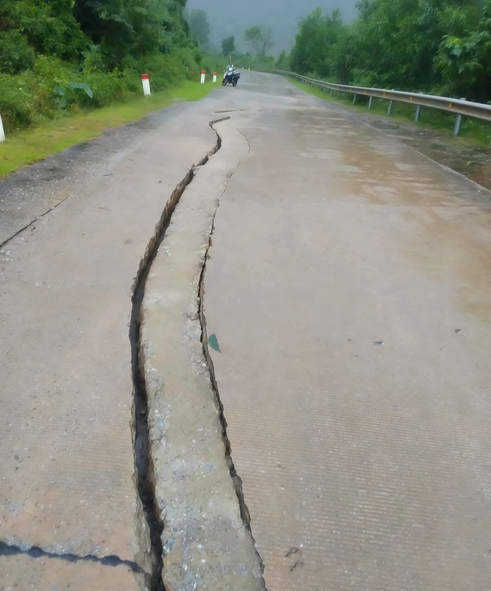 Đường Hồ Chí Minh nhánh Tây bị xé toạc sau mưa lũ ở Quảng Trị - Ảnh 2.