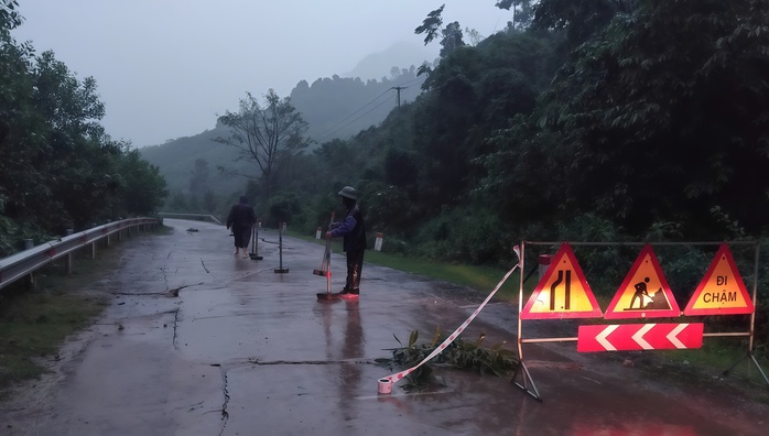 Đường Hồ Chí Minh nhánh Tây bị xé toạc sau mưa lũ ở Quảng Trị - Ảnh 1.