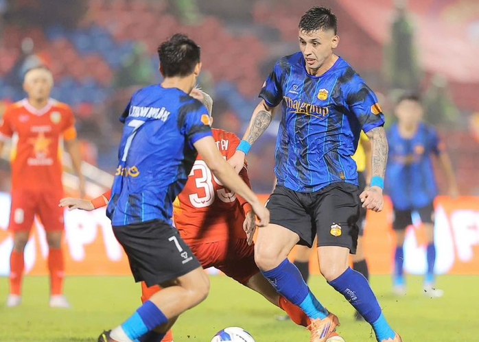 Trần Gia Bảo mắc lỗi khiến Hoàng Anh Gia Lai bại trận - Ảnh 1.