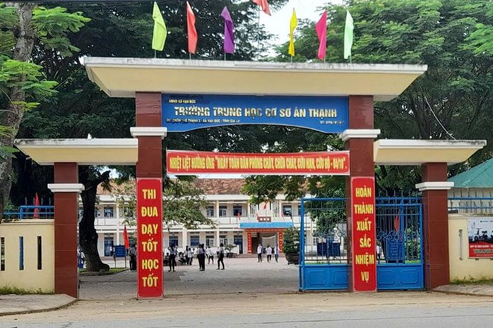 Tình tiết mới vụ học sinh đang học bị phó hiệu trưởng gọi ra… quét rác giữa trời nắng - Ảnh 1.