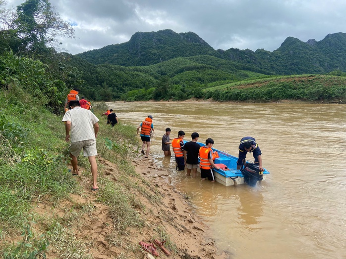Ba người dân quê Nghệ An bị dòng nước xiết cô lập - Ảnh 2. Ba người dân quê Nghệ An bị dòng nước xiết cô lập - Ảnh 2.