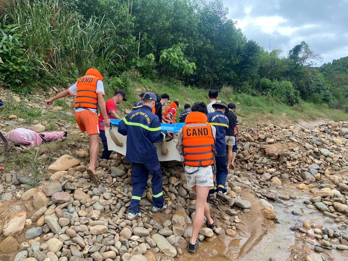 Ba người dân quê Nghệ An bị dòng nước xiết cô lập - Ảnh 1. Ba người dân quê Nghệ An bị dòng nước xiết cô lập - Ảnh 1.