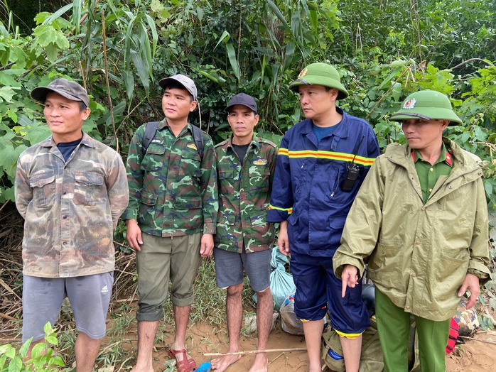 Ba người dân quê Nghệ An bị dòng nước xiết cô lập - Ảnh 3. Ba người dân quê Nghệ An bị dòng nước xiết cô lập - Ảnh 3.