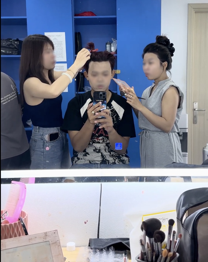 Góc khuất nghề idol livestream: Áp lực KPI, quấy rối và sự lệ thuộc ảo - Ảnh 1. Góc khuất nghề idol livestream: Áp lực KPI, quấy rối và sự lệ thuộc ảo - Ảnh 1.