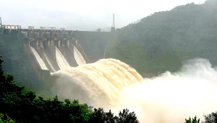 Trước bão Kalmaegi , Đà Nẵng yêu cầu hạ thấp mực nước hồ Thủy điện - Ảnh 1.