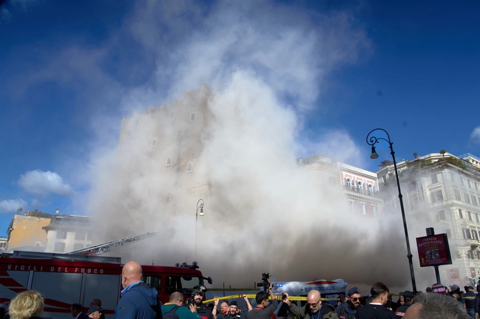 Đang trùng tu, tòa tháp cổ gần Đấu trường La Mã bất ngờ đổ sập - Ảnh 1.