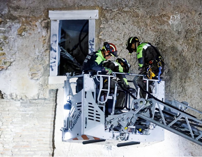 Đang trùng tu, tòa tháp cổ gần Đấu trường La Mã bất ngờ đổ sập - Ảnh 3.