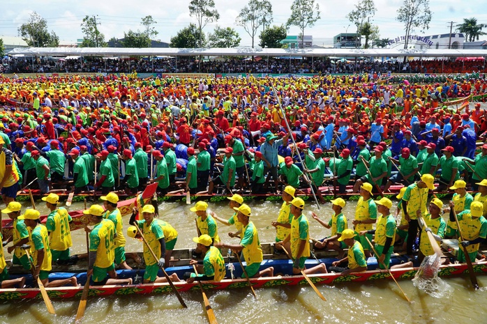 VIDEO: 61 đội đua ghe ngo tranh tài nghẹt thở trên sông Maspéro ở Cần Thơ - Ảnh 8.