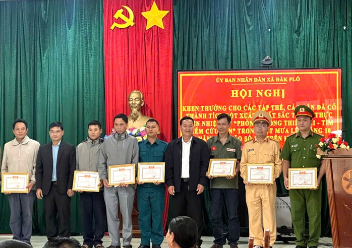 Khen thưởng Những người hùng cứu tài xế mắc kẹt trên đèo Lò Xo - Ảnh 3.