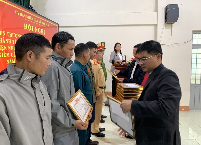 Khen thưởng Những người hùng cứu tài xế mắc kẹt trên đèo Lò Xo - Ảnh 1.