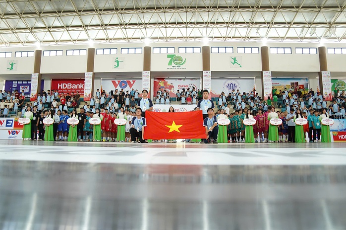 Giải futsal sinh viên khu vực TP HCM khai màn đầy sôi động - Ảnh 1.