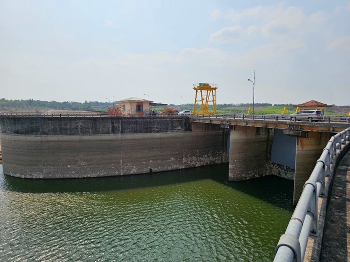 Từ 8 giờ sáng mai, sẽ xả lũ hồ chứa nước Sông Ray - Ảnh 1.