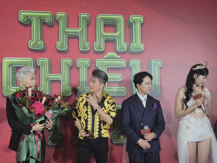 Đàm Vĩnh Hưng tặng hoa chúc mừng Hồng Thanh - Ảnh 1.