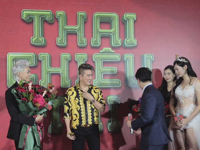 Đàm Vĩnh Hưng tặng hoa chúc mừng Hồng Thanh - Ảnh 2.