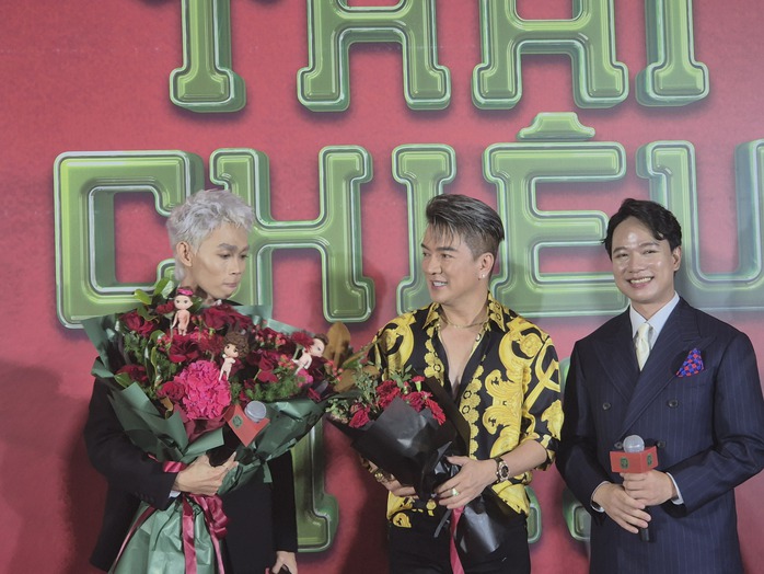 Đàm Vĩnh Hưng tặng hoa chúc mừng Hồng Thanh - Ảnh 4.